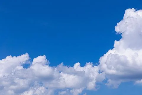 Blue sky background with tiny clouds Foto stock