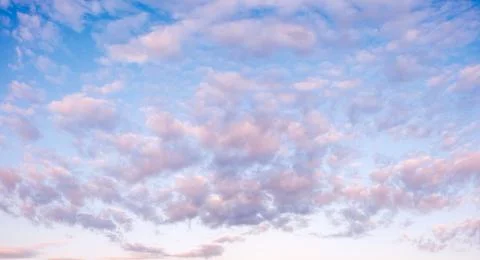 Blue sky background with tiny clouds Foto stock