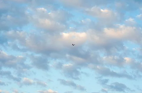 Blue sky background with tiny clouds Foto stock