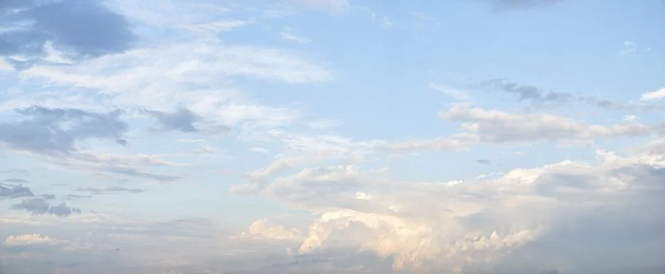 Blue sky background with tiny clouds panorama Foto stock