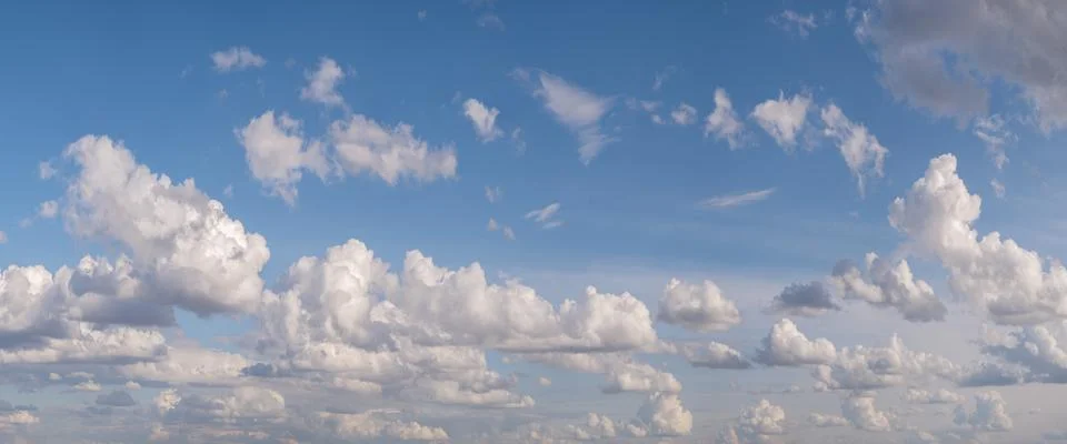 Blue sky background with tiny clouds panorama Foto stock