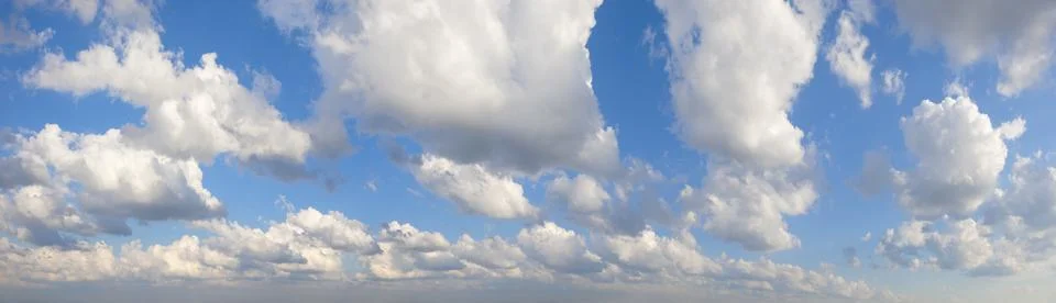 Blue sky background with tiny clouds panorama Foto stock
