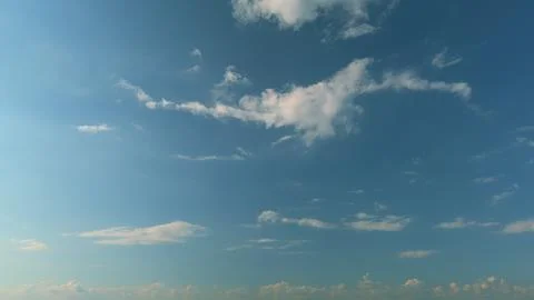 Blue Sky Background With Tiny Clouds. White Clouds In Blue Clean Bright Sky Foto stock