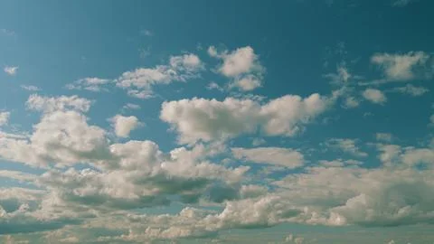 Blue Sky Background With Tiny Clouds. White Clouds In Blue Clean Bright Sky Foto stock