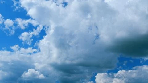 Blue Sky Background With Tiny Clouds. White Clouds In Blue Clean Bright Sky Foto stock