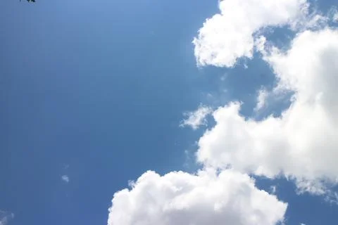 Blue sky background with tiny clouds	 Foto stock