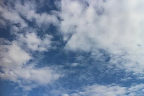 Blue sky background with tiny clouds Foto stock