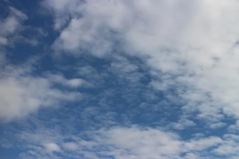 Blue sky background with tiny clouds Foto stock