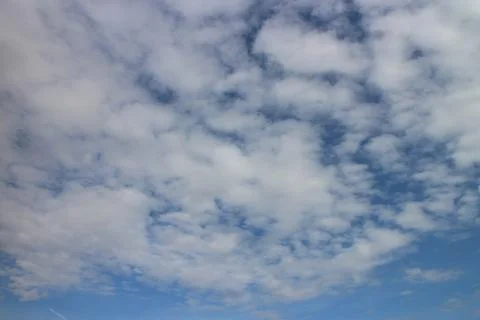 Blue sky background with tiny clouds Foto stock