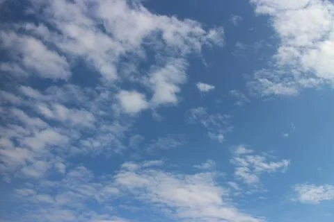 Blue sky background with tiny clouds Foto stock