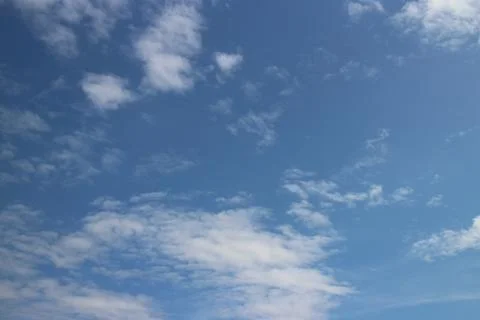 Blue sky background with tiny clouds Foto stock