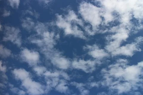 Blue sky background with tiny clouds Foto stock