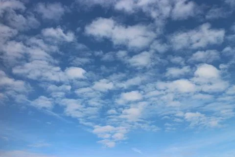 Blue sky background with tiny clouds Foto stock