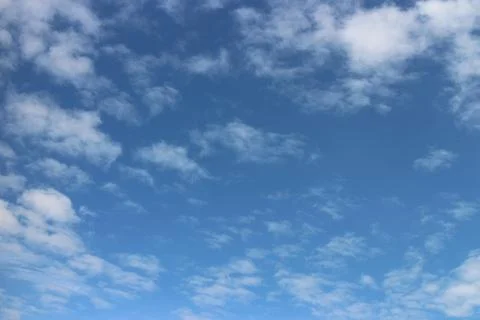 Blue sky background with tiny clouds Foto stock