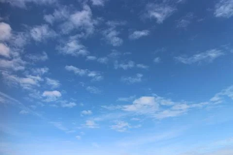 Blue sky background with tiny clouds Foto stock