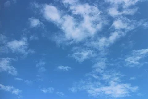 Blue sky background with tiny clouds Foto stock