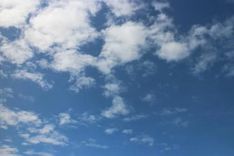 Blue sky background with tiny clouds Foto stock