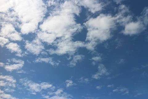 Blue sky background with tiny clouds Foto stock