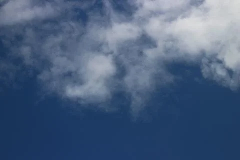 Blue sky background with tiny clouds Foto stock