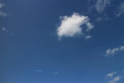 Blue sky background with tiny clouds Foto stock