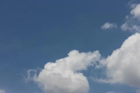 Blue sky background with tiny clouds Foto stock