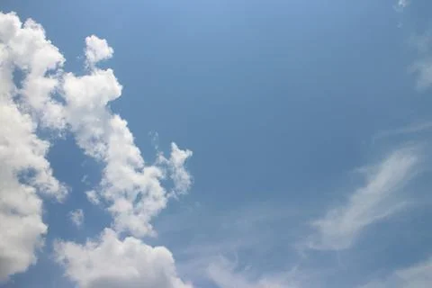 Blue sky background with tiny clouds Foto stock