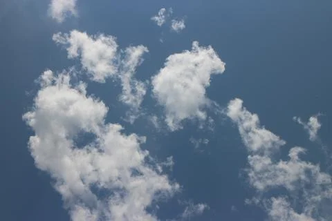 Blue sky background with tiny clouds Foto stock
