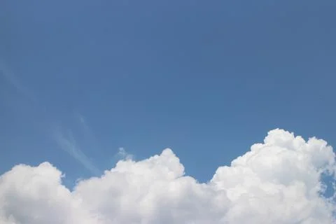 Blue sky background with tiny clouds Foto stock