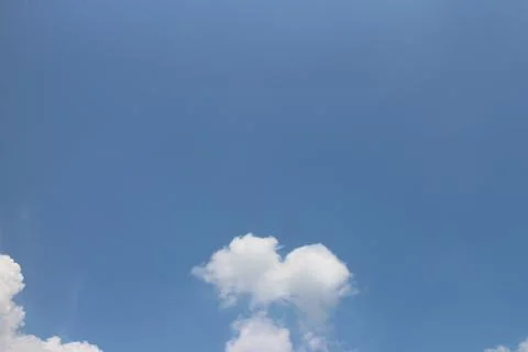 Blue sky background with tiny clouds Foto stock
