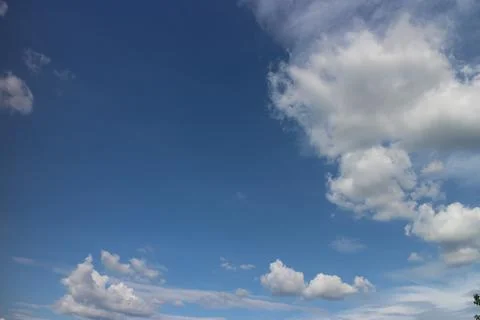 Blue sky background with tiny clouds Foto stock