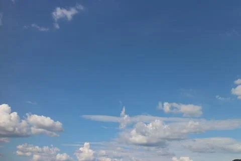 Blue sky background with tiny clouds Foto stock