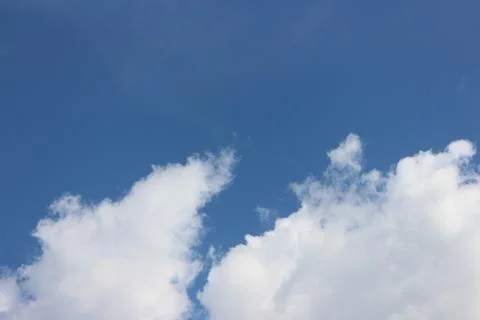 Blue sky background with tiny clouds Foto stock