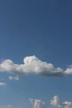 Blue sky background with tiny clouds Foto stock