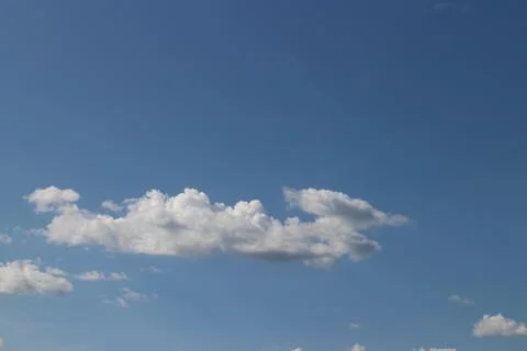 Blue sky background with tiny clouds Foto stock