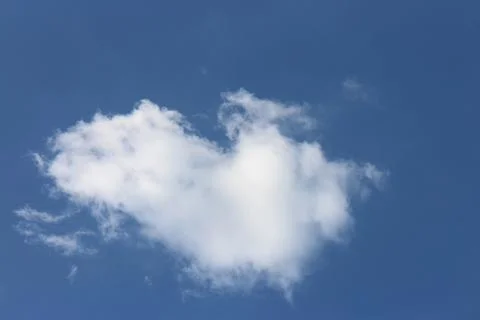 Blue sky background with tiny clouds Foto stock