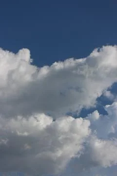 Blue sky background with tiny clouds Foto stock