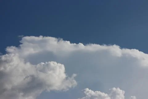 Blue sky background with tiny clouds Foto stock