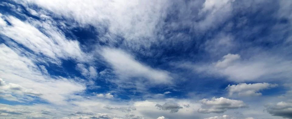 Blue sky background with tiny clouds.Nature background. Foto stock