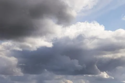 Blue sky background with tiny stratus cirrus striped clouds. Clearing day and Foto stock