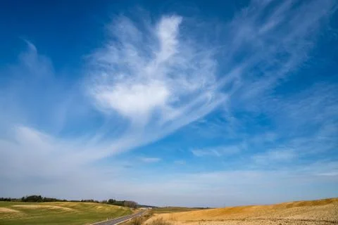 Blue sky background with tiny stratus cirrus striped clouds. Clearing day and Foto stock