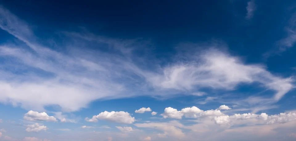 Blue sky background with tiny white clouds panorama Foto stock
