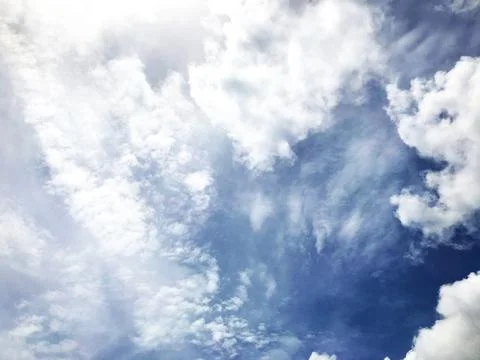 Blue Sky Background Wallpaper with Clouds Foto stock