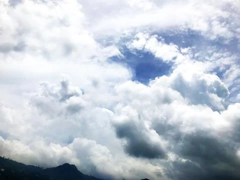 Blue Sky Background Wallpaper with Clouds Foto stock