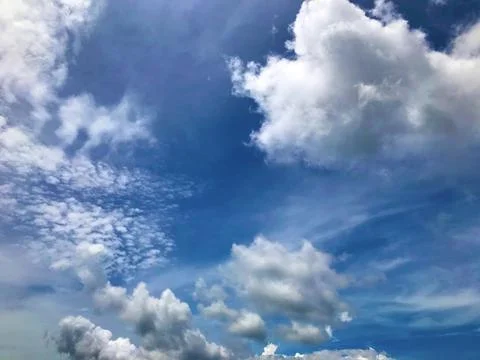 Blue Sky Background Wallpaper with Clouds Foto stock