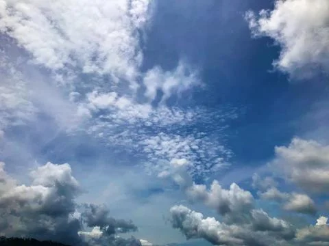 Blue Sky Background Wallpaper with Clouds Foto stock