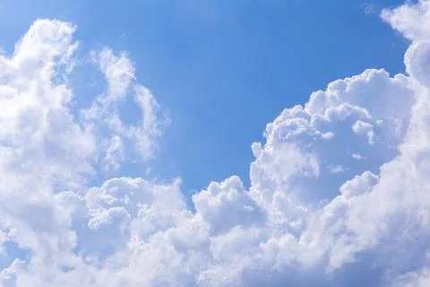Blue sky background with white clouds, rain clouds on summer or spring day. Foto stock