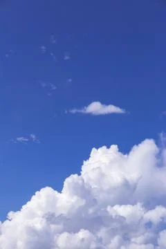 Blue sky background with white clouds, rain clouds on sunny day. Stockfoto's