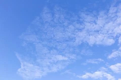 Blue sky background with white clouds, rain clouds on sunny day. Stockfoto's
