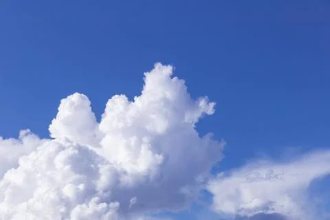 Blue sky background with white clouds, rain clouds on sunny day. Foto stock