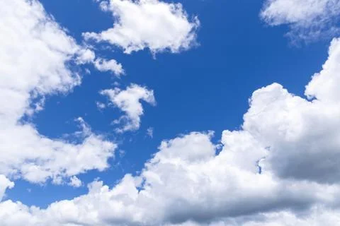 Blue sky background with white clouds, rain clouds on summer, spring day. Foto stock